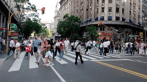 Imagen peatones cruzando la calle